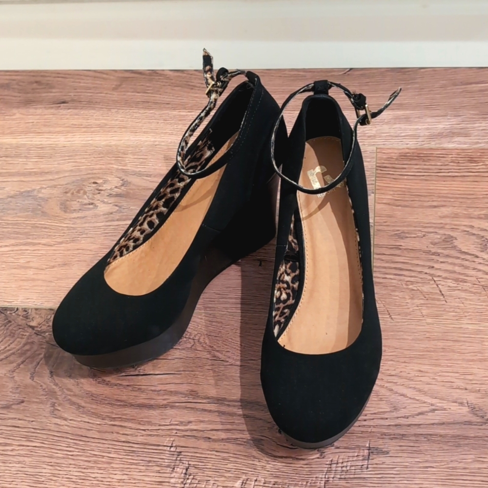 NWOT Report black wedge faux suede anklet platform heel size 8.5 circe 2010s